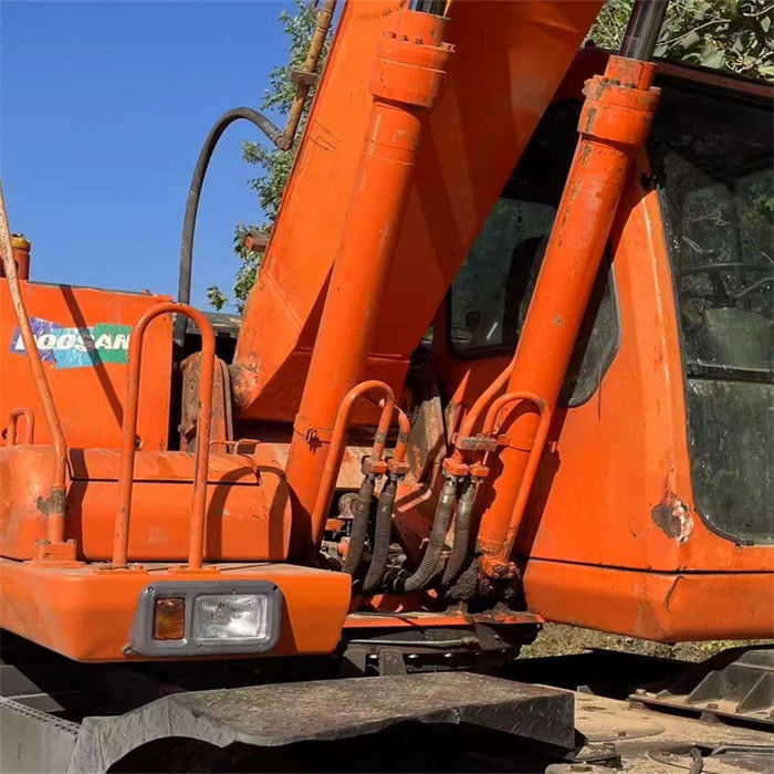 Precio bajo 22 toneladas usadas excavadora de ruedas coreana Doosan DX 210W-7 con menos horas de trabajo