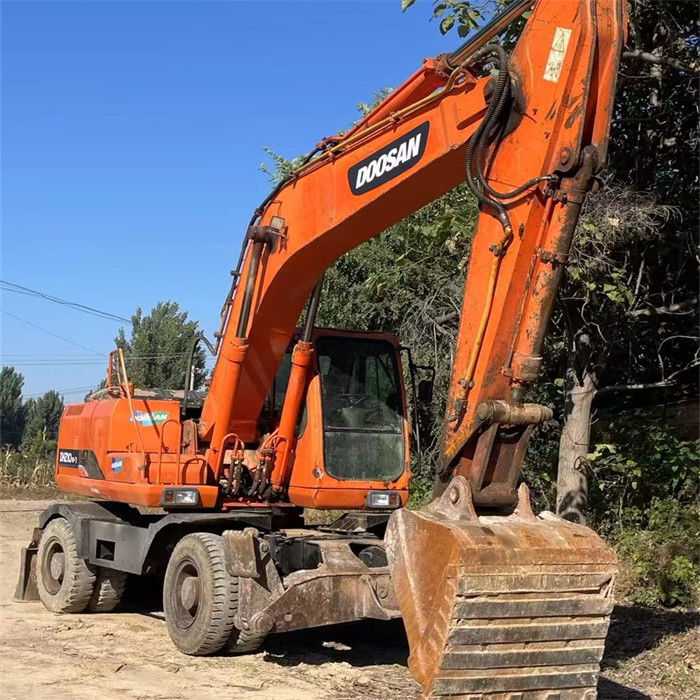 Precio bajo 22 toneladas usadas excavadora de ruedas coreana Doosan DX 210W-7 con menos horas de trabajo