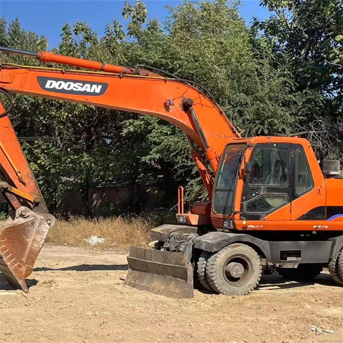 Precio bajo 22 toneladas usadas excavadora de ruedas coreana Doosan DX 210W-7 con menos horas de trabajo