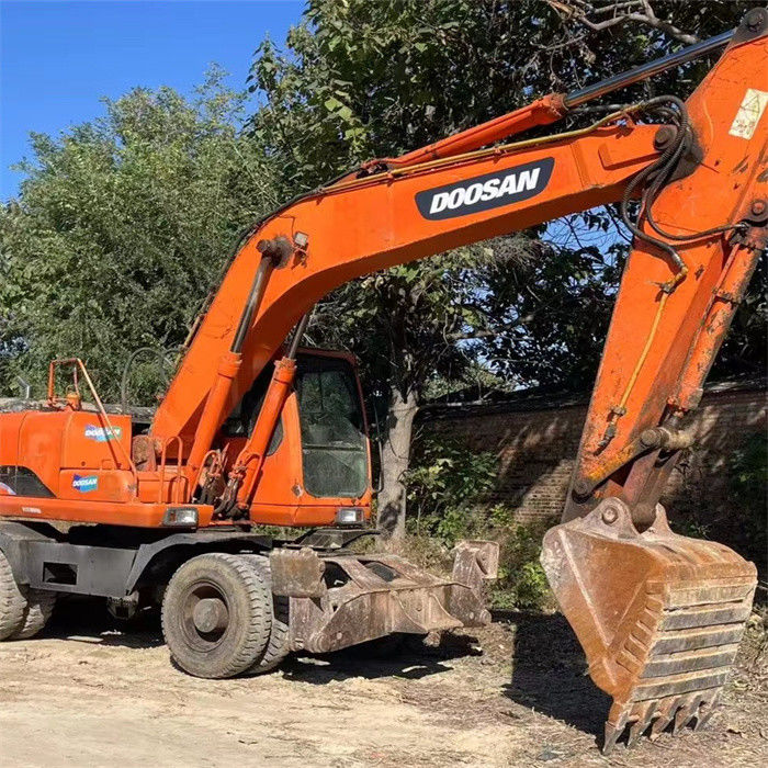 Precio bajo 22 toneladas usadas excavadora de ruedas coreana Doosan DX 210W-7 con menos horas de trabajo