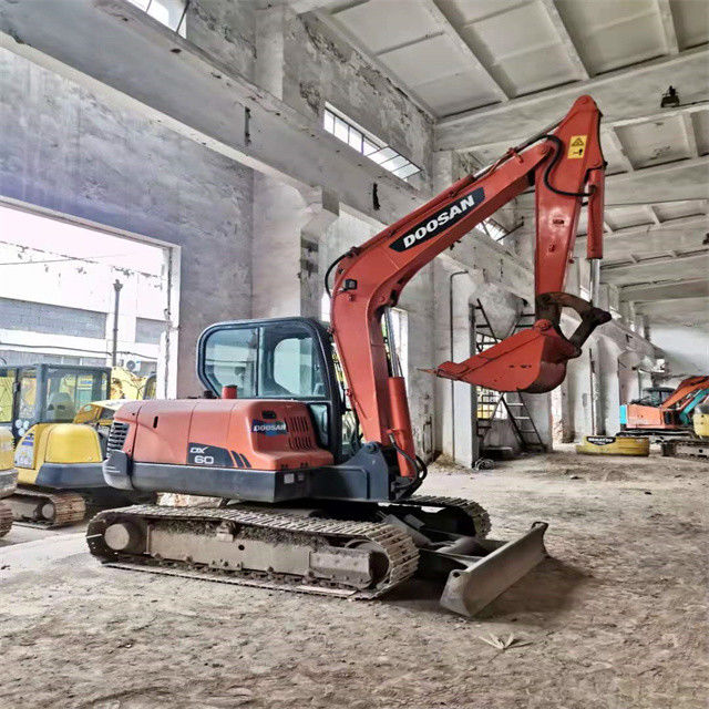 Listo para el trabajo y experimentado usado Corea importado 6 toneladas Doosan DX 55 en buenas condiciones
