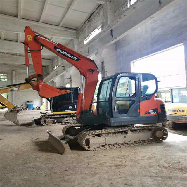Listo para el trabajo y experimentado usado Corea importado 6 toneladas Doosan DX 55 en buenas condiciones
