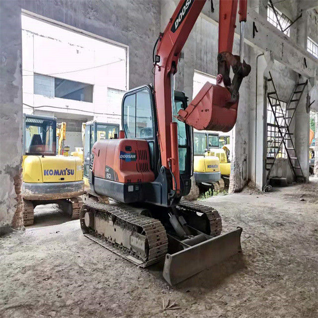 Listo para el trabajo y experimentado usado Corea importado 6 toneladas Doosan DX 55 en buenas condiciones