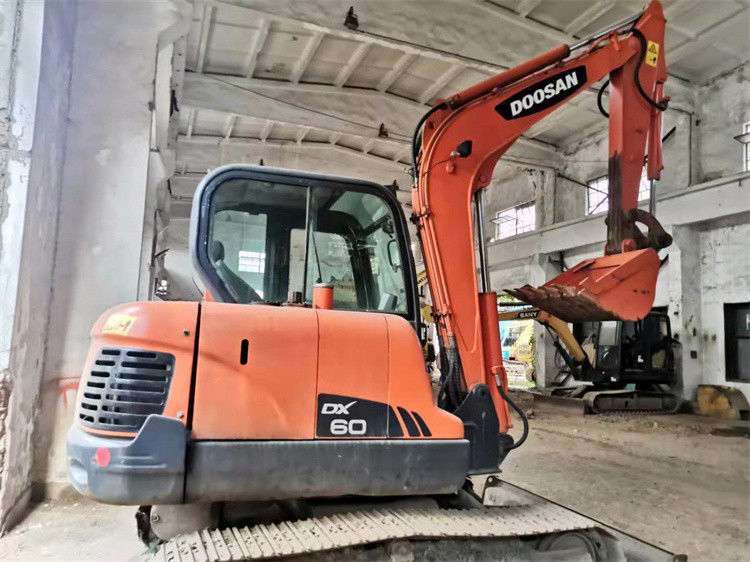 Listo para el trabajo y experimentado usado Corea importado 6 toneladas Doosan DX 55 en buenas condiciones