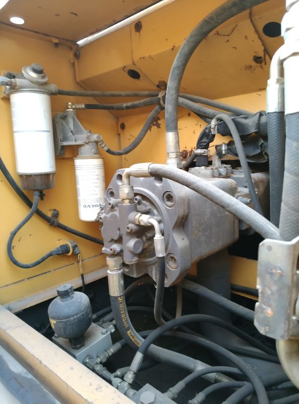 Suecia ha importado una excavadora de alta calidad, la Volvo EC240, casi nueva.