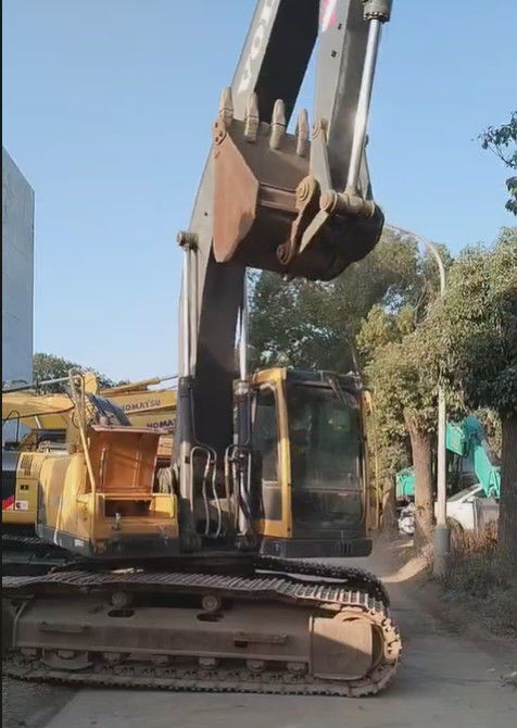 Suecia ha importado una excavadora de alta calidad, la Volvo EC240, casi nueva.