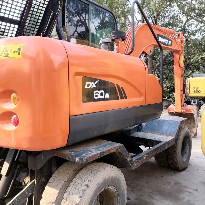 5 toneladas de Corea importado 90% nuevo Doosan DX 60W Excavadora de ruedas usadas de alta calidad y mejor rendimiento para la venta
