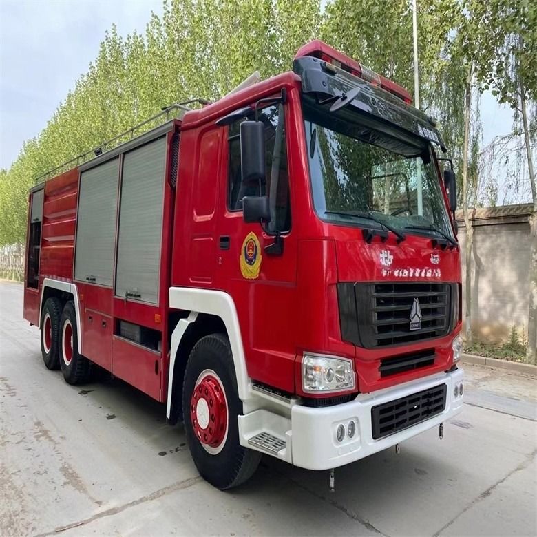 Buen estado de combustible rojo tipo Howo camión de extinción de incendios 16cbm transmisión manual