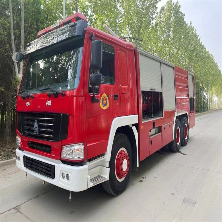Buen estado de combustible rojo tipo Howo camión de extinción de incendios 16cbm transmisión manual