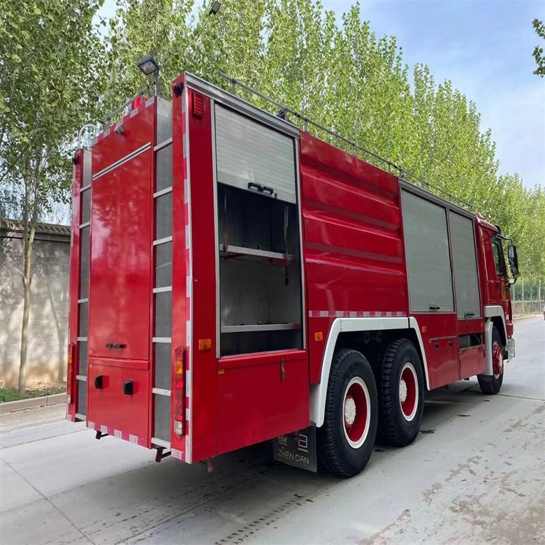 Buen estado de combustible rojo tipo Howo camión de extinción de incendios 16cbm transmisión manual
