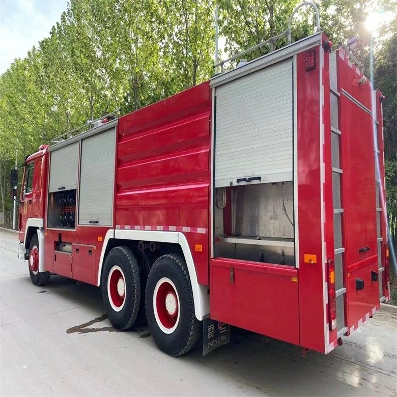 Buen estado de combustible rojo tipo Howo camión de extinción de incendios 16cbm transmisión manual
