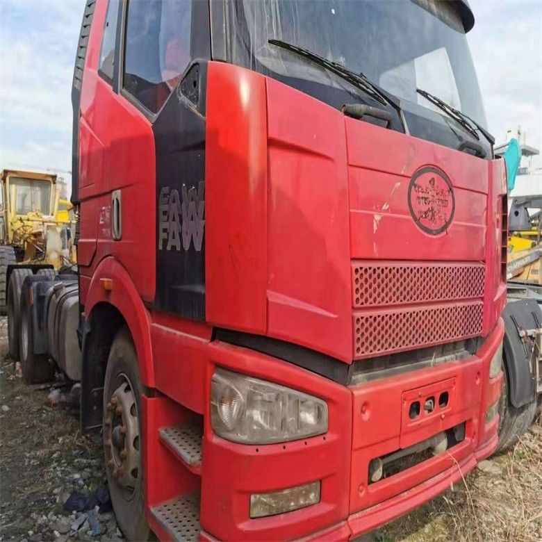 Camión tractor de segunda mano 6x4 con transmisión manual y en buen estado