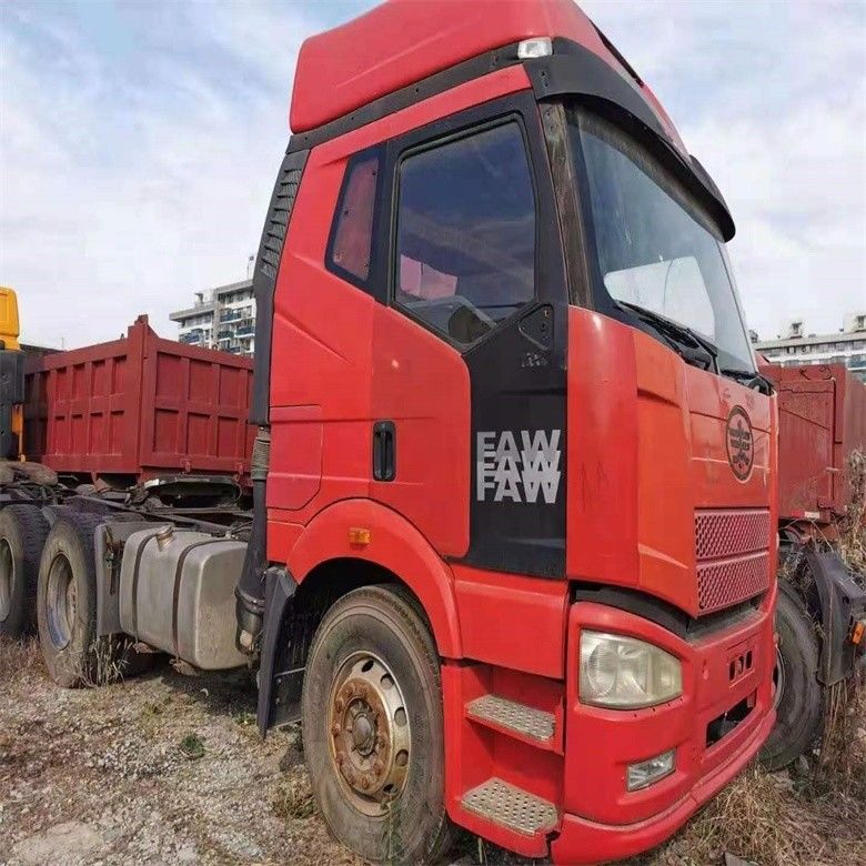 Camión tractor de segunda mano 6x4 con transmisión manual y en buen estado