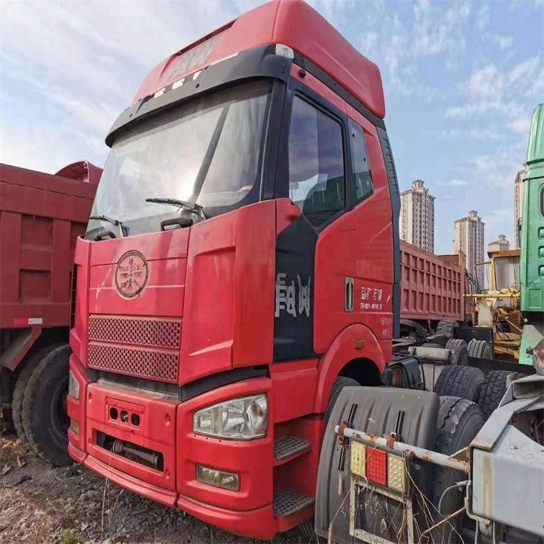 Camión tractor de segunda mano 6x4 con transmisión manual y en buen estado