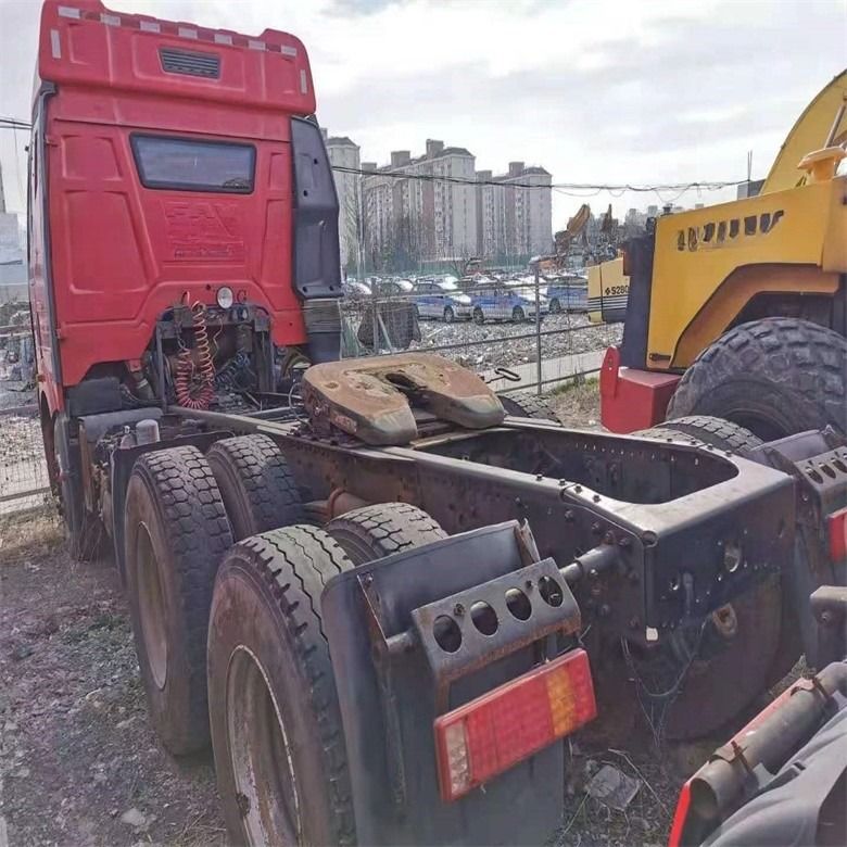 Camión tractor de segunda mano 6x4 con transmisión manual y en buen estado