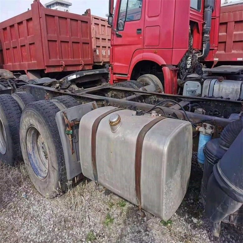 Camión tractor de segunda mano 6x4 con transmisión manual y en buen estado