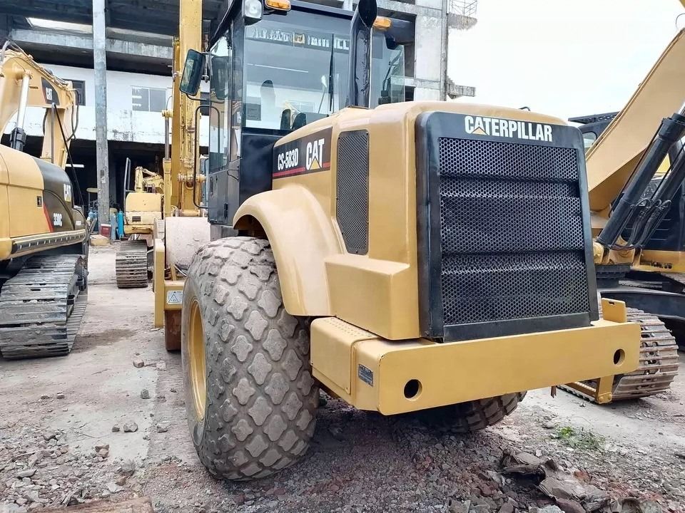 En buen estado CAT CS-583D Roller vibratorio de tambor único con piezas de repuesto originales