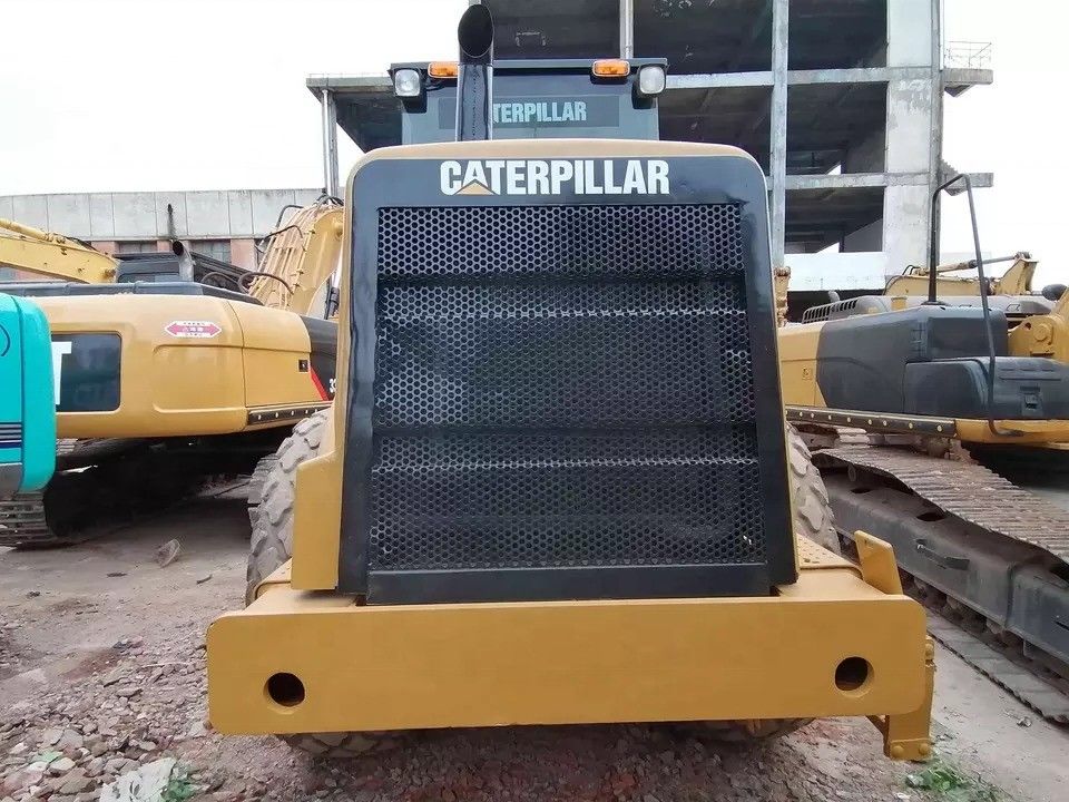 En buen estado CAT CS-583D Roller vibratorio de tambor único con piezas de repuesto originales