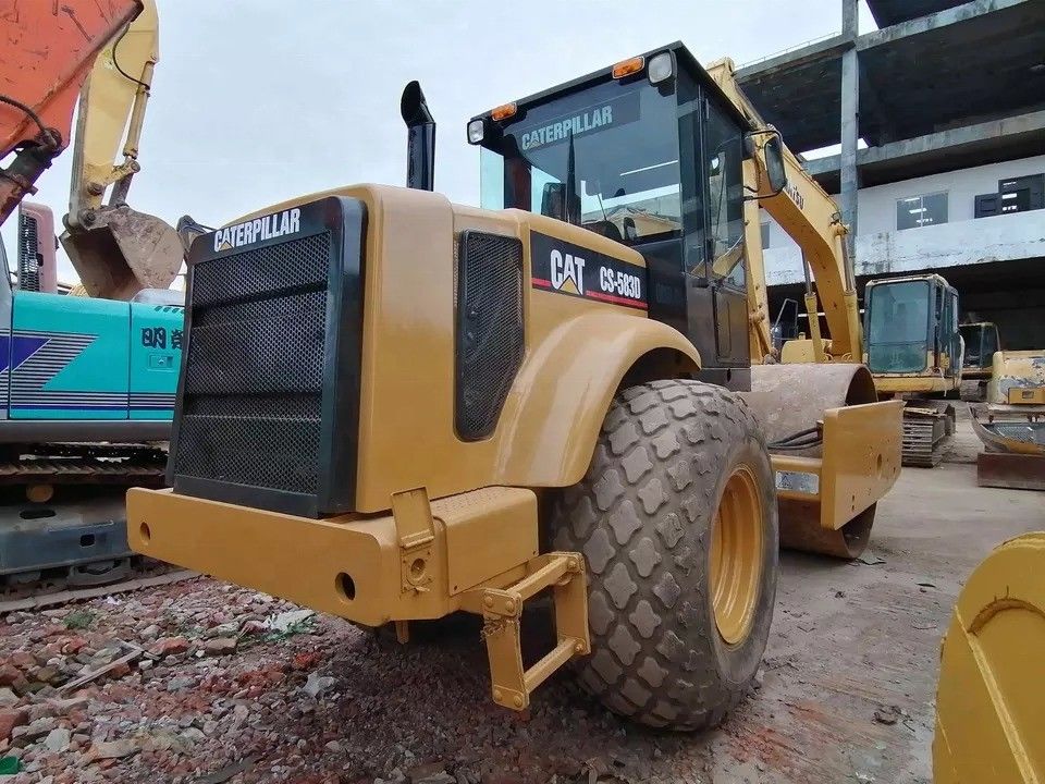 En buen estado CAT CS-583D Roller vibratorio de tambor único con piezas de repuesto originales