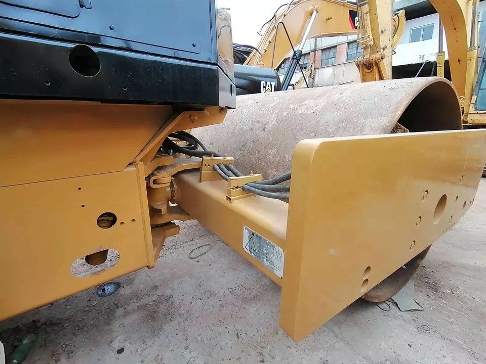 En buen estado CAT CS-583D Roller vibratorio de tambor único con piezas de repuesto originales