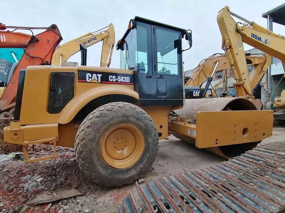 En buen estado CAT CS-583D Roller vibratorio de tambor único con piezas de repuesto originales
