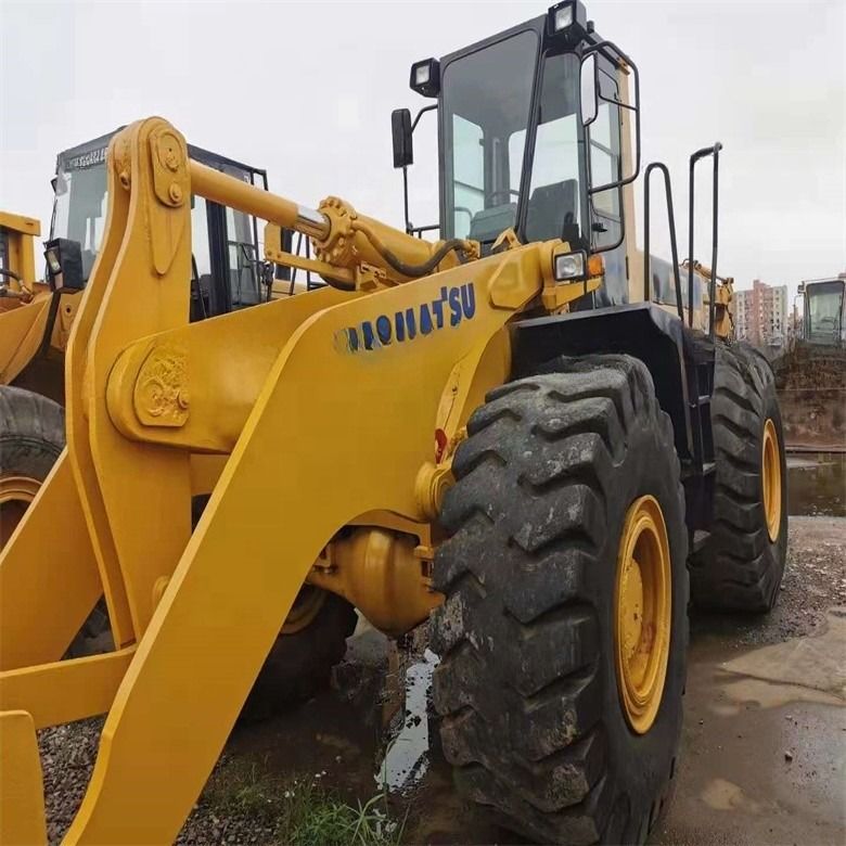Cargador Komatsu WA470-3 de alta potencia con carga nominal de 7 toneladas y desplazamiento de 11 litros de Japón