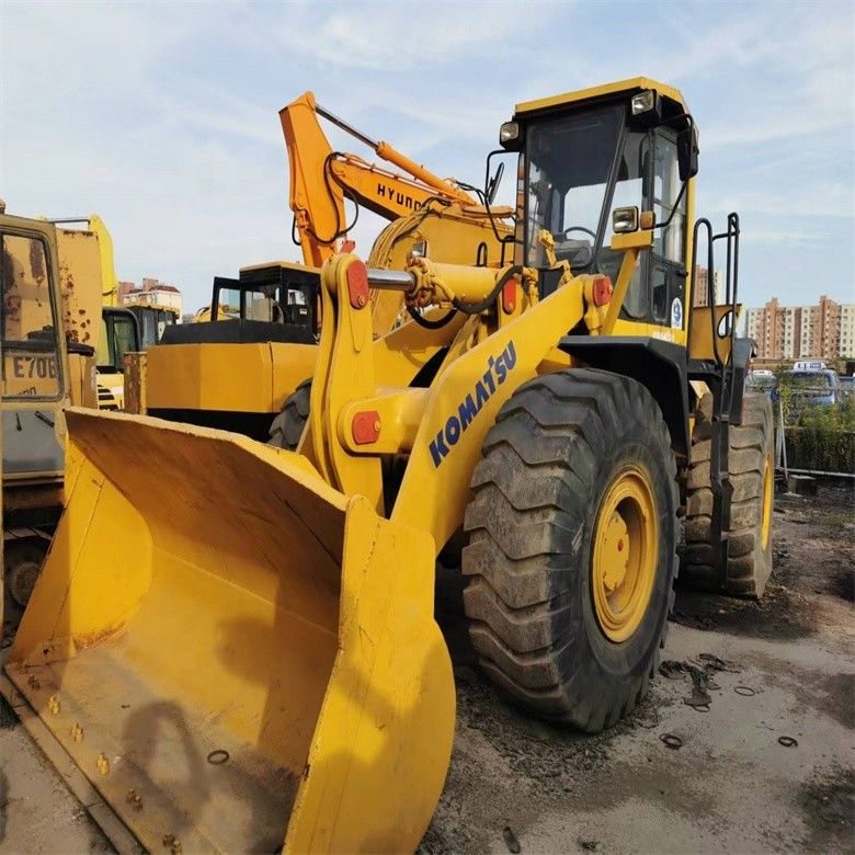 Cargador Komatsu WA470-3 de alta potencia con carga nominal de 7 toneladas y desplazamiento de 11 litros de Japón