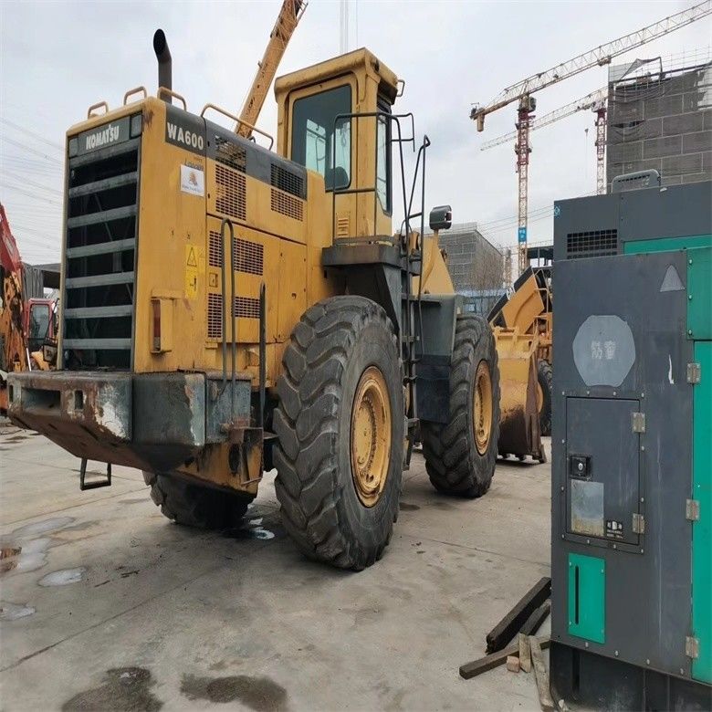 Bajas horas de trabajo cargador de ruedas WA600-6 de Japón con peso de la máquina de 44000-44500 kg