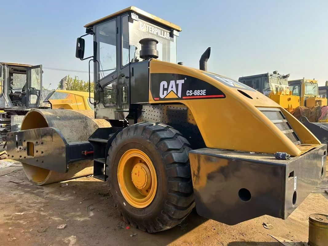 Compactor de rodillos vibratorios CAT CS-683E usado 1.8 mm Amplitud 134 kW Potencia del motor